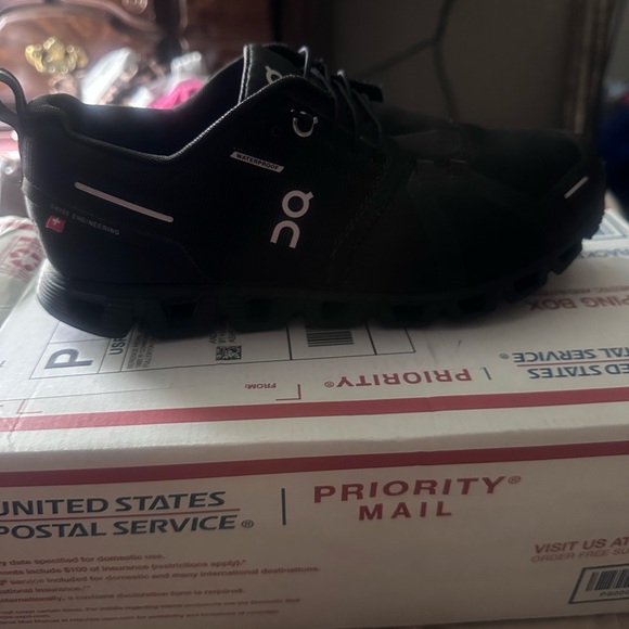 On Running Black Sneakers Modern Athletic Design - Picture 1 of 4